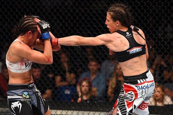 Com atuao arrasadora na luta principal do UFC em Berlim, Joanna Jedrzejczyk vence Jessica Penne por nocaute tcnico e defende o cinturo do peso palha 