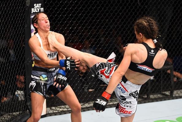 Com atuao arrasadora na luta principal do UFC em Berlim, Joanna Jedrzejczyk vence Jessica Penne por nocaute tcnico e defende o cinturo do peso palha 