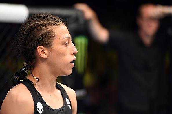 Com atuao arrasadora na luta principal do UFC em Berlim, Joanna Jedrzejczyk vence Jessica Penne por nocaute tcnico e defende o cinturo do peso palha 
