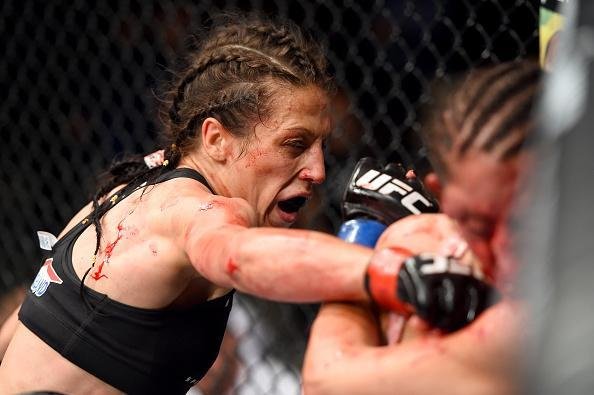 Com atuao arrasadora na luta principal do UFC em Berlim, Joanna Jedrzejczyk vence Jessica Penne por nocaute tcnico e defende o cinturo do peso palha 