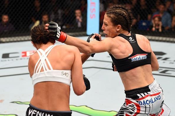 Com atuao arrasadora na luta principal do UFC em Berlim, Joanna Jedrzejczyk vence Jessica Penne por nocaute tcnico e defende o cinturo do peso palha 