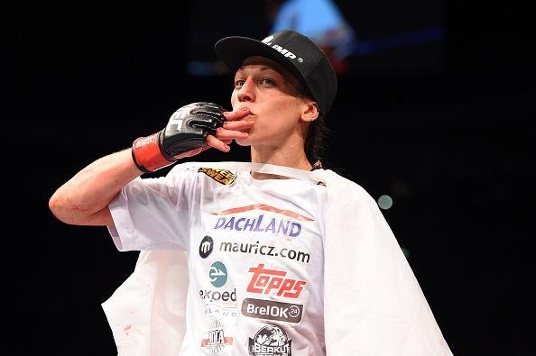 Com atuao arrasadora na luta principal do UFC em Berlim, Joanna Jedrzejczyk vence Jessica Penne por nocaute tcnico e defende o cinturo do peso palha 