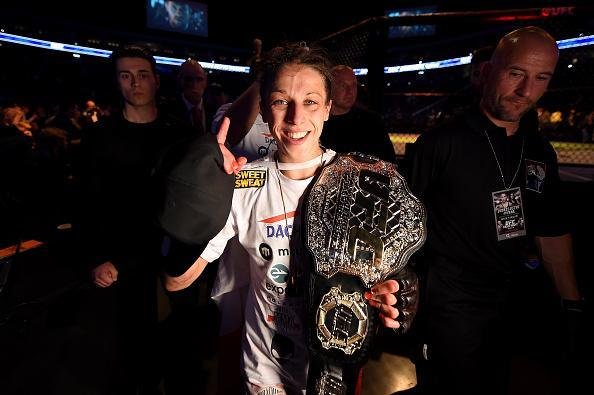 Com atuao arrasadora na luta principal do UFC em Berlim, Joanna Jedrzejczyk vence Jessica Penne por nocaute tcnico e defende o cinturo do peso palha 