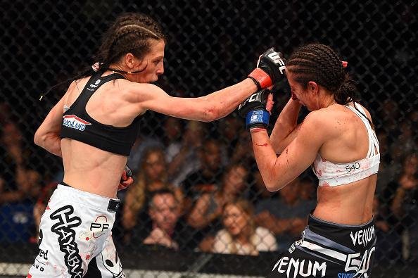 Com atuao arrasadora na luta principal do UFC em Berlim, Joanna Jedrzejczyk vence Jessica Penne por nocaute tcnico e defende o cinturo do peso palha 