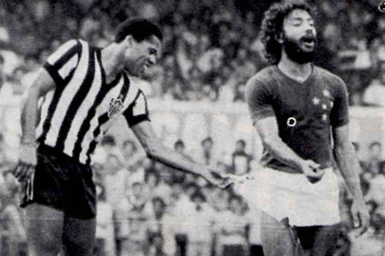 Dad Maravilha, provocando o atacante do Cruzeiro, Roberto Csar, durante um clssico mineiro.