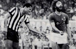 Dad Maravilha, provocando o atacante do Cruzeiro, Roberto Csar, durante um clssico mineiro.
