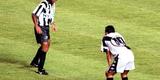 Edmundo leva a jogada para a linha de fundo, para na frente de Gonalves e rebola. Jogo pelo Campeonato Carioca de 1997, entre Vasco e Botafogo