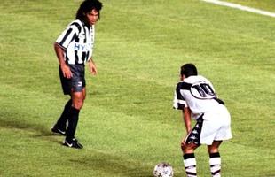 Edmundo leva a jogada para a linha de fundo, para na frente de Gonalves e rebola. Jogo pelo Campeonato Carioca de 1997, entre Vasco e Botafogo