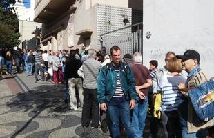 Atleticanos fazem enormes filas para comprar ingressos para jogo de domingo