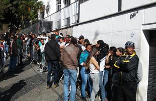 Atleticanos fazem enormes filas para comprar ingressos para jogo de domingo