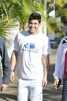 Vinicius Arajo foi apresentado e o gerente de futebol Valdir Barbosa concedeu entrevista coletiva