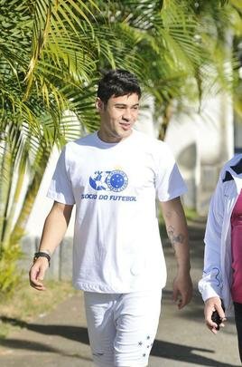 Vinicius Arajo foi apresentado e o gerente de futebol Valdir Barbosa concedeu entrevista coletiva