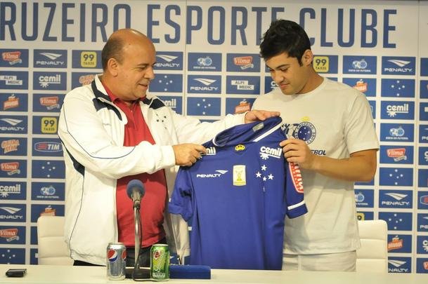 Vinicius Arajo foi apresentado e o gerente de futebol Valdir Barbosa concedeu entrevista coletiva