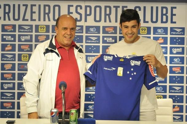 Vinicius Arajo foi apresentado e o gerente de futebol Valdir Barbosa concedeu entrevista coletiva