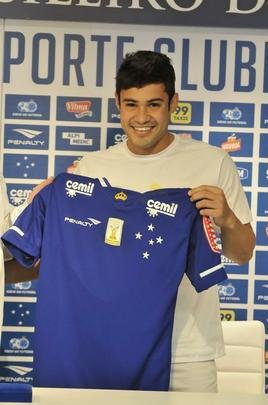 Vinicius Arajo foi apresentado e o gerente de futebol Valdir Barbosa concedeu entrevista coletiva