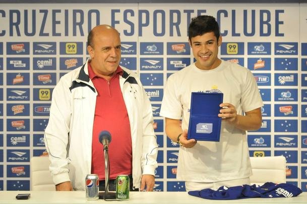 Vinicius Arajo foi apresentado e o gerente de futebol Valdir Barbosa concedeu entrevista coletiva