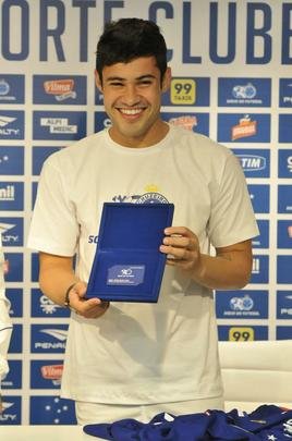 Vinicius Arajo foi apresentado e o gerente de futebol Valdir Barbosa concedeu entrevista coletiva