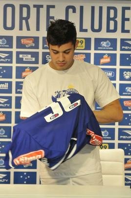 Vinicius Arajo foi apresentado e o gerente de futebol Valdir Barbosa concedeu entrevista coletiva