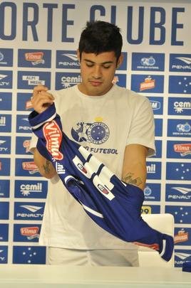 Vinicius Arajo foi apresentado e o gerente de futebol Valdir Barbosa concedeu entrevista coletiva