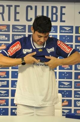 Vinicius Arajo foi apresentado e o gerente de futebol Valdir Barbosa concedeu entrevista coletiva