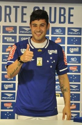 Vinicius Arajo foi apresentado e o gerente de futebol Valdir Barbosa concedeu entrevista coletiva