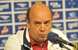 Vinicius Arajo foi apresentado e o gerente de futebol Valdir Barbosa concedeu entrevista coletiva