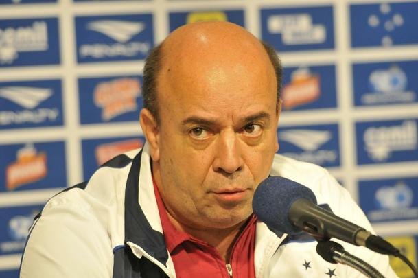 Vinicius Arajo foi apresentado e o gerente de futebol Valdir Barbosa concedeu entrevista coletiva