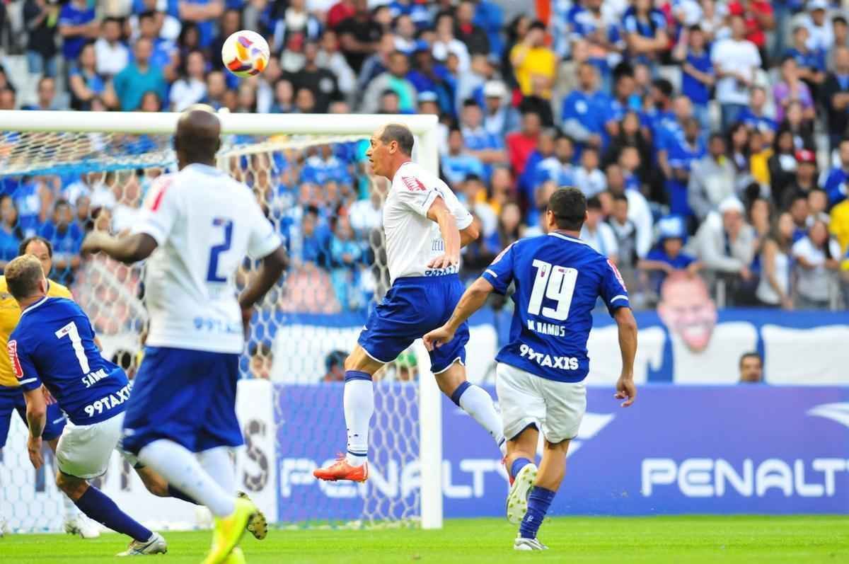 Torcida no Mineiro presenciou um jogo recheado de nostalgia neste sbado
