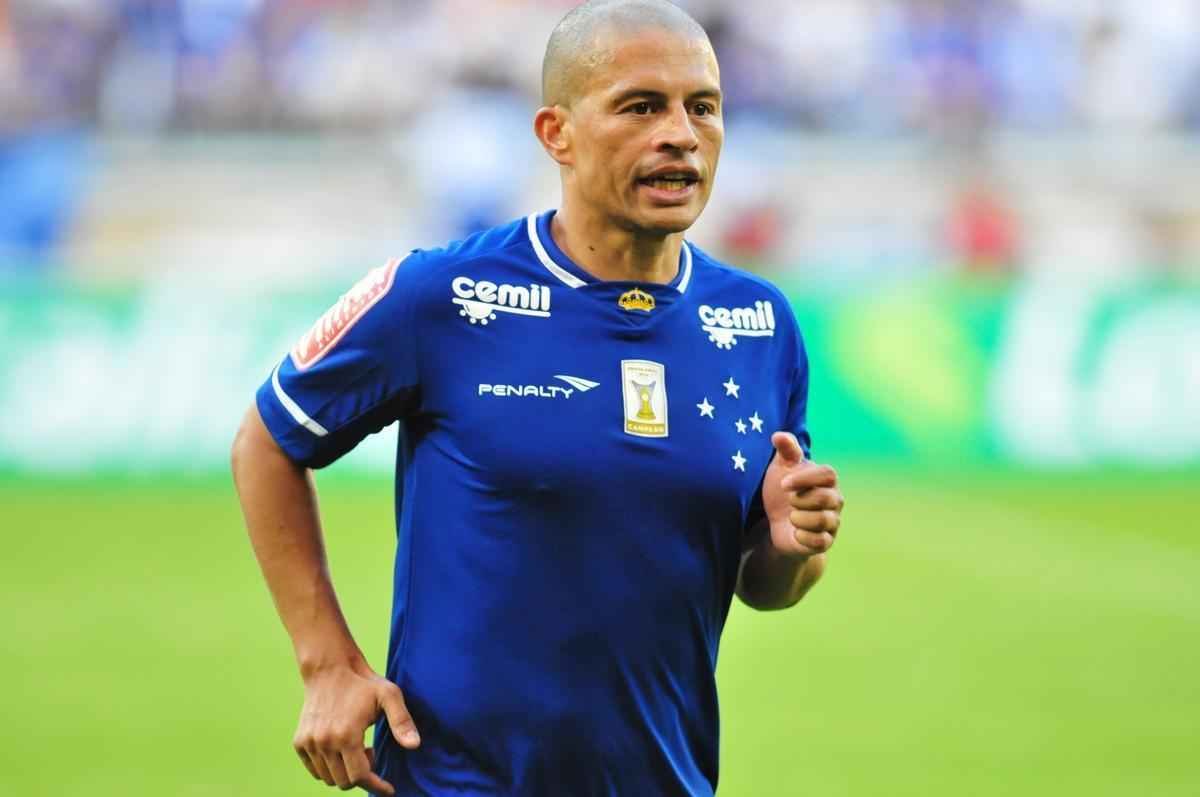 Torcida no Mineiro presenciou um jogo recheado de nostalgia neste sbado