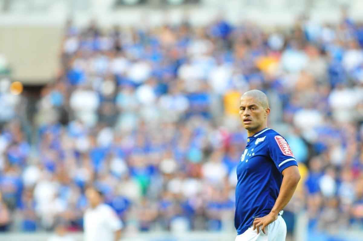 Torcida no Mineiro presenciou um jogo recheado de nostalgia neste sbado