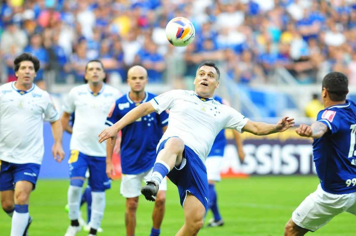 Torcida no Mineiro presenciou um jogo recheado de nostalgia neste sbado