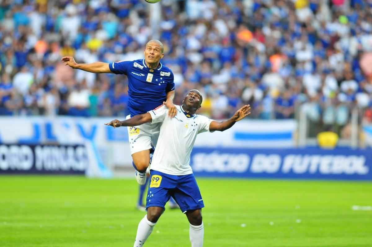 Torcida no Mineiro presenciou um jogo recheado de nostalgia neste sbado