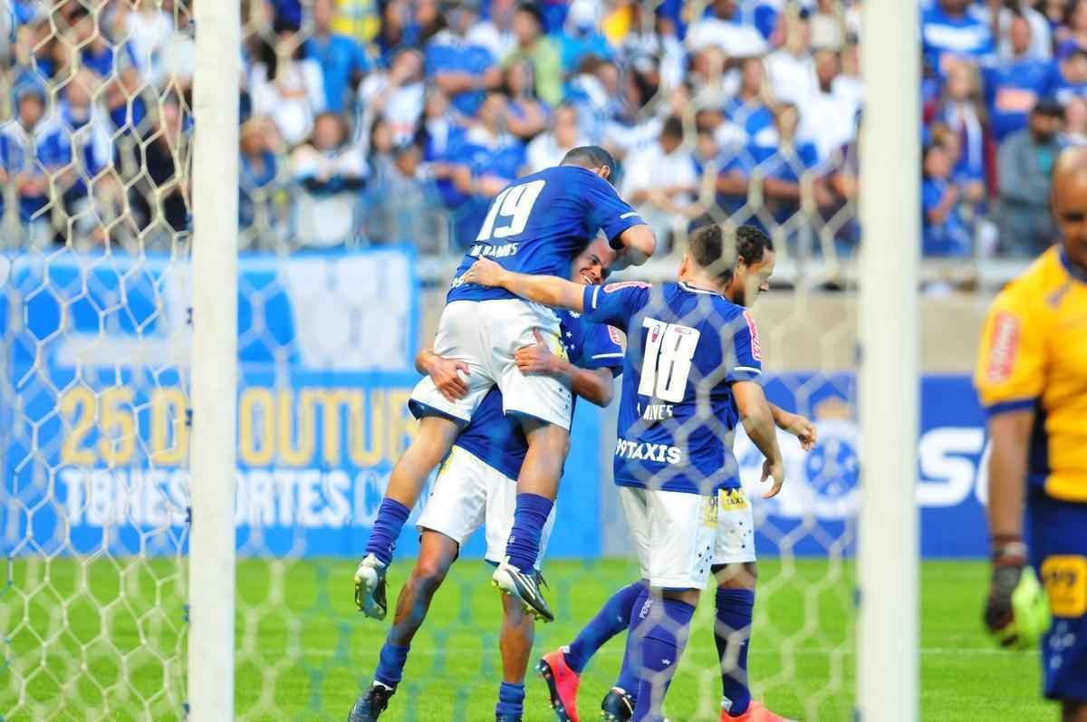 Torcida no Mineiro presenciou um jogo recheado de nostalgia neste sbado