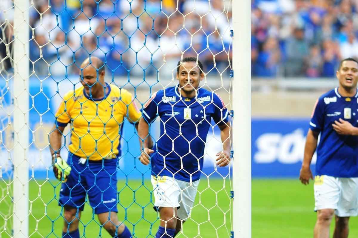 Torcida no Mineiro presenciou um jogo recheado de nostalgia neste sbado