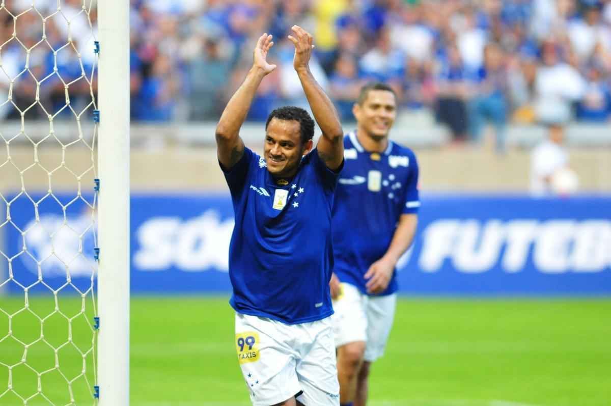 Torcida no Mineiro presenciou um jogo recheado de nostalgia neste sbado