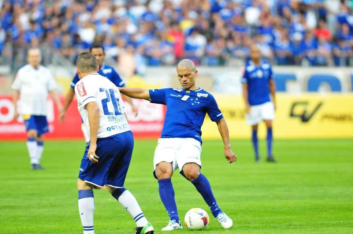 Torcida no Mineiro presenciou um jogo recheado de nostalgia neste sbado