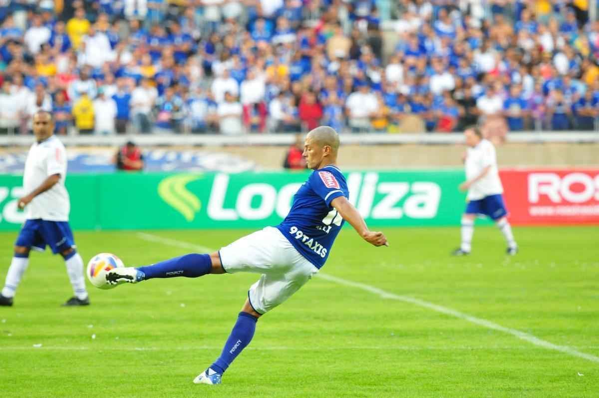Torcida no Mineiro presenciou um jogo recheado de nostalgia neste sbado
