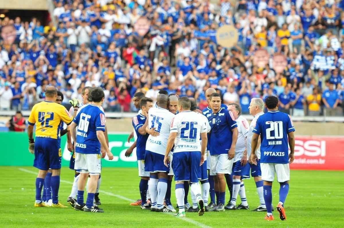 Torcida no Mineiro presenciou um jogo recheado de nostalgia neste sbado