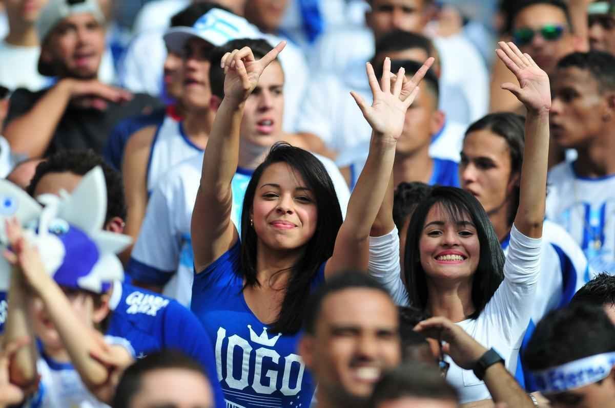 Torcida no Mineiro presenciou um jogo recheado de nostalgia neste sbado