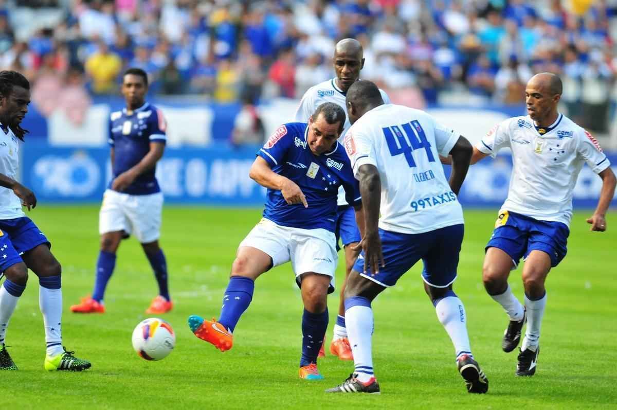 Torcida no Mineiro presenciou um jogo recheado de nostalgia neste sbado