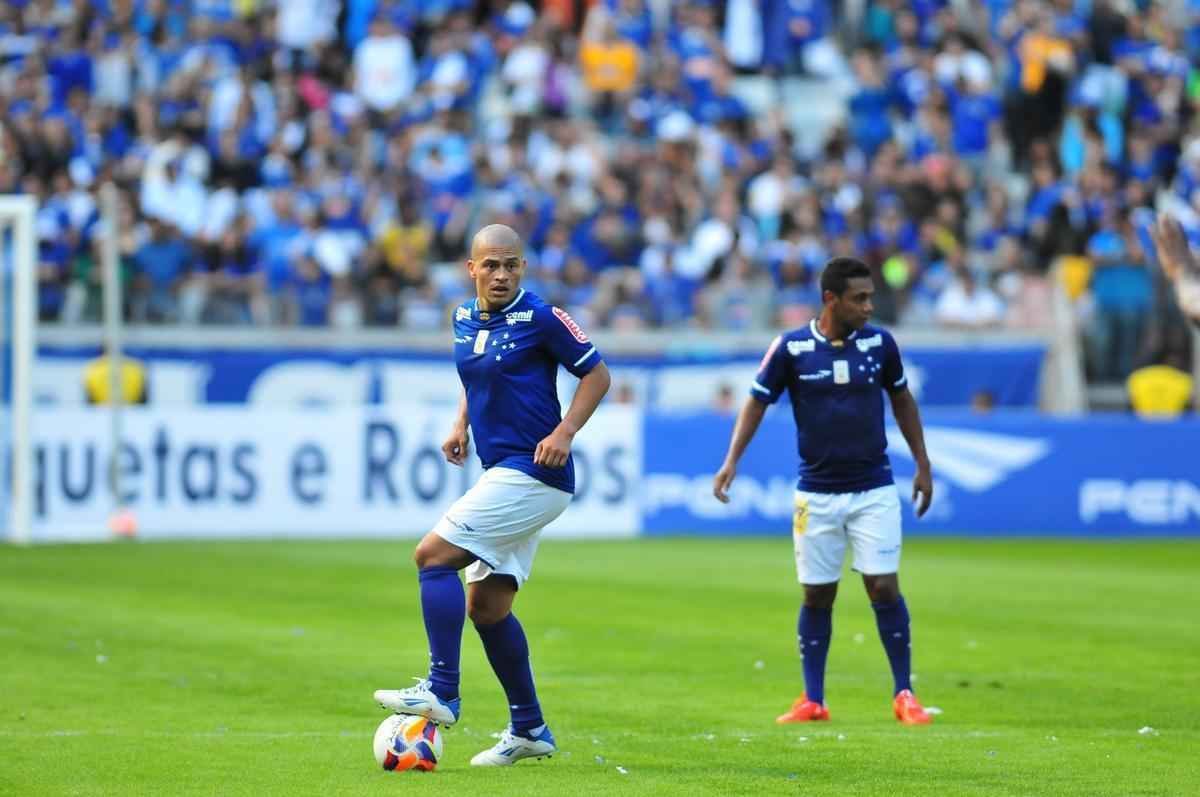 Torcida no Mineiro presenciou um jogo recheado de nostalgia neste sbado