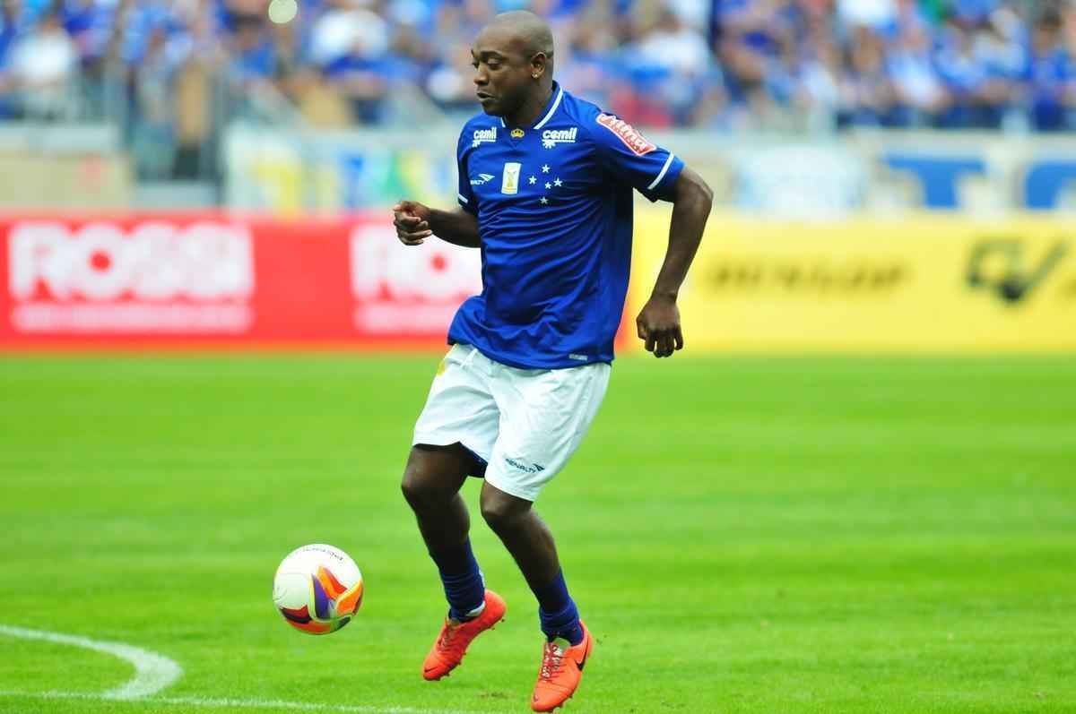 Torcida no Mineiro presenciou um jogo recheado de nostalgia neste sbado