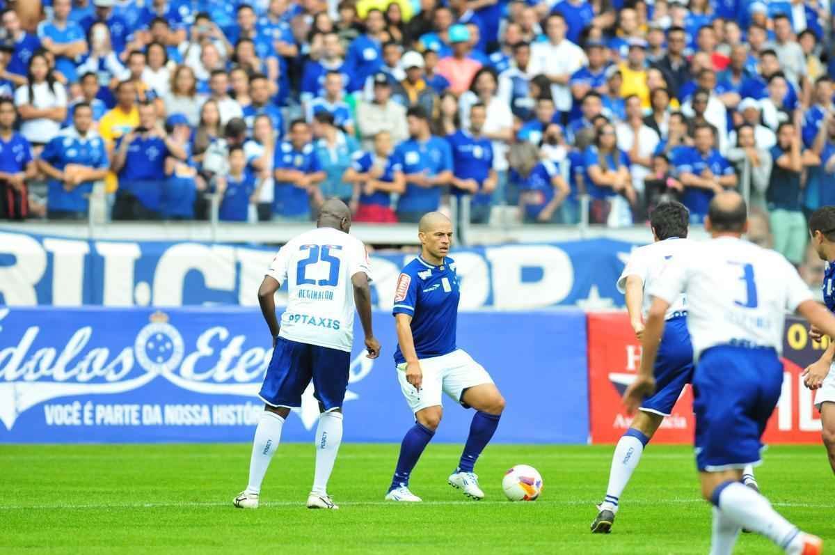 Torcida no Mineiro presenciou um jogo recheado de nostalgia neste sbado