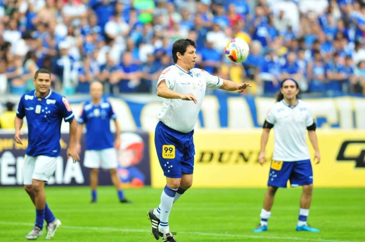Torcida no Mineiro presenciou um jogo recheado de nostalgia neste sbado