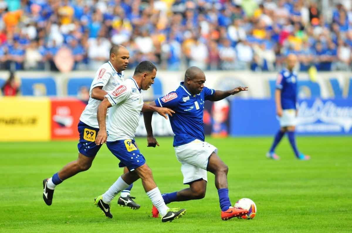 Torcida no Mineiro presenciou um jogo recheado de nostalgia neste sbado