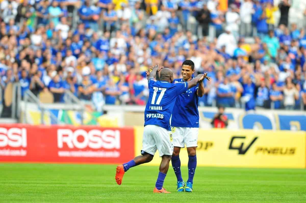 Torcida no Mineiro presenciou um jogo recheado de nostalgia neste sbado
