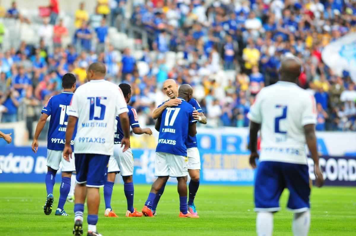 Torcida no Mineiro presenciou um jogo recheado de nostalgia neste sbado
