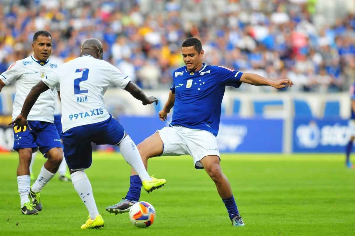 Torcida no Mineiro presenciou um jogo recheado de nostalgia neste sbado