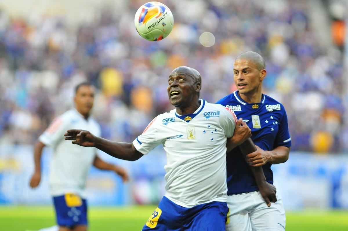 Torcida no Mineiro presenciou um jogo recheado de nostalgia neste sbado