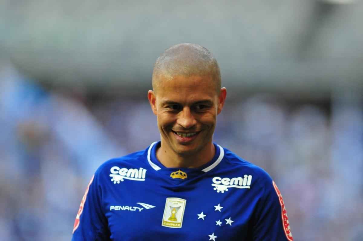 Torcida no Mineiro presenciou um jogo recheado de nostalgia neste sbado